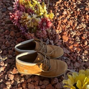 Rare Timberland Nellie Chukka – Wheat Nubuck with Script Embroidery
